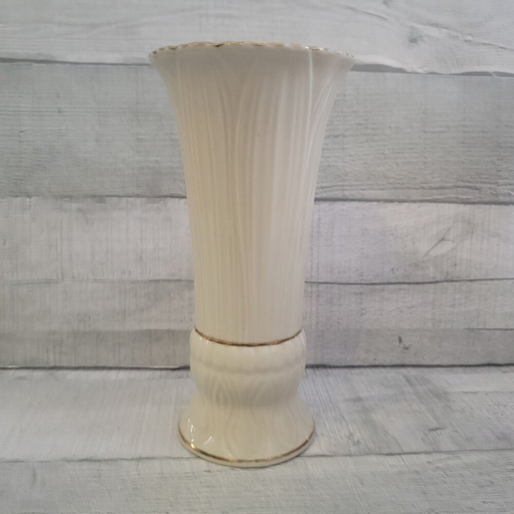Vintage Toyo Japan Ceramic Vase With Gold Trim Fluted Design Off-White